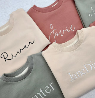 Personalisierter bestickter Sweatshirt-Strampler 